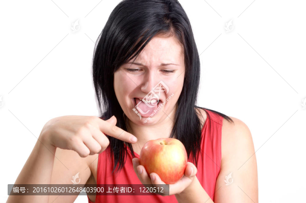 一個(gè)年輕的女人不喜歡這個(gè)蘋(píng)果