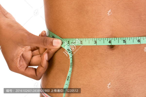 測量腰圍；民族婦女腹部特寫
