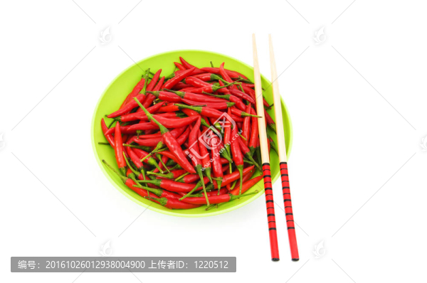 用筷子和盤子的辣椒