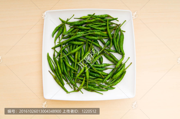 桌上的辣椒放在木桌上