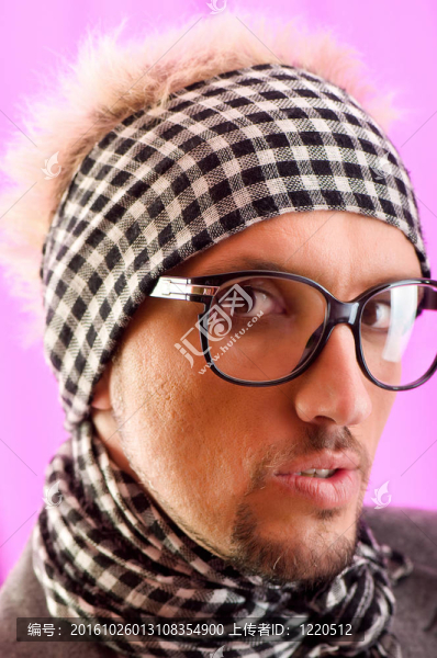 一個戴眼鏡的男人的肖像
