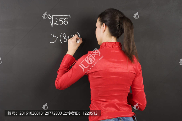 女孩在黑板上