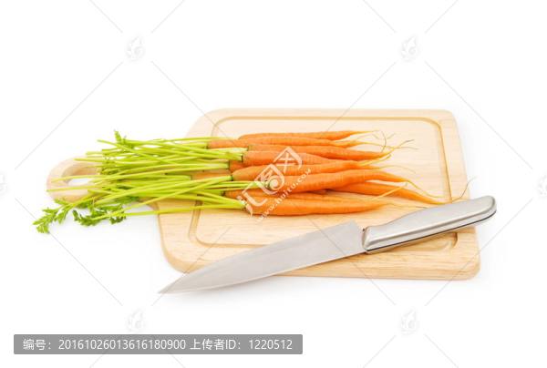 在白色的新鮮胡蘿卜上