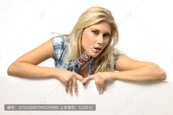 女襯衫的金發(fā)女人