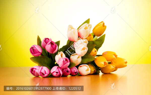桌上五顏六色的郁金香花束