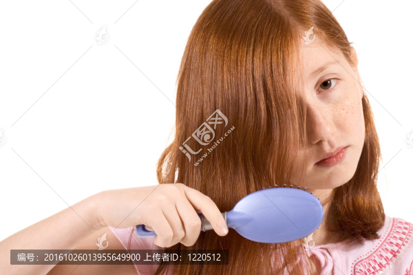 女孩梳