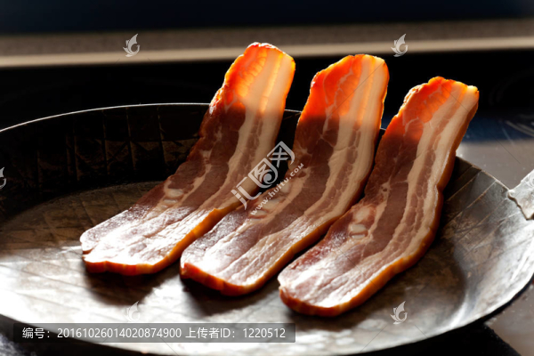 平底鍋里有三條條紋的肉