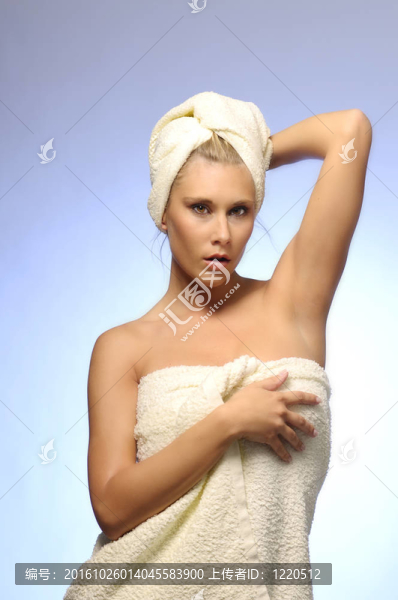 沐浴巾中的女人