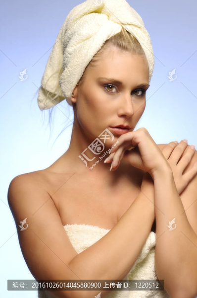 沐浴巾中的女人