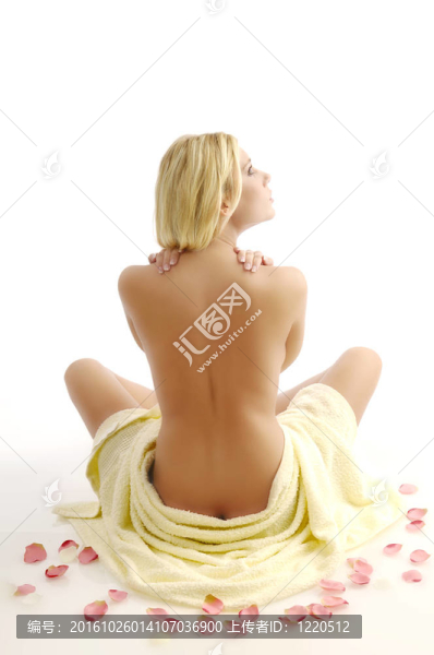 沐浴巾中的女人