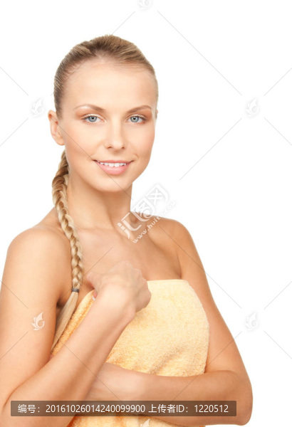 可愛的女人在毛巾