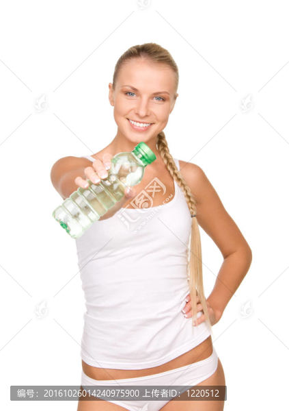 漂亮的女人帶著一瓶水