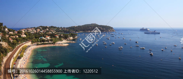 對Nice市港口附近的一個beatufil灣盡收眼底；法國?？铺氐贤咚{色海岸鐵路。