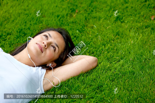 女人聽(tīng)音樂(lè)