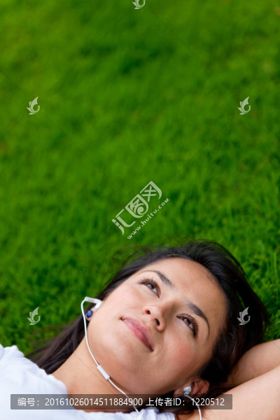女人聽音樂