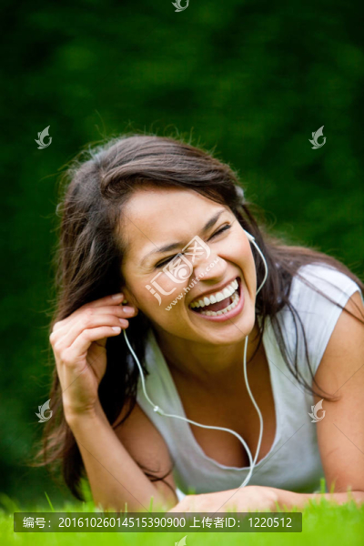 女人聽音樂
