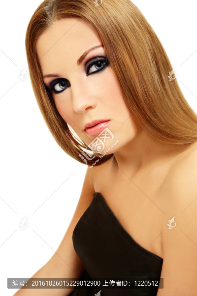 有煙熏眼睛的金發(fā)女郎