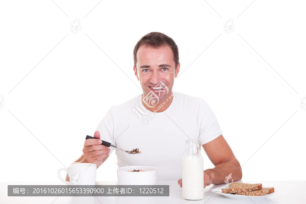 英俊男子吃早餐；孤立的白色；工作室拍攝