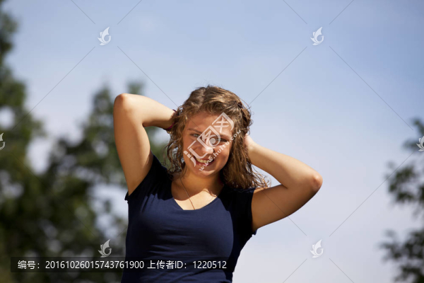 美麗的金發(fā)微笑的少年