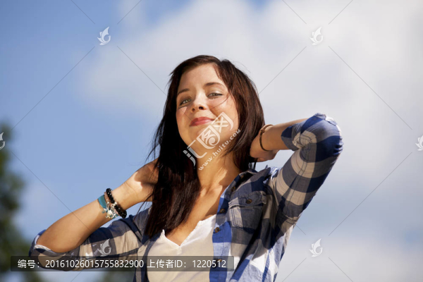 美麗的微笑的黑發(fā)少年