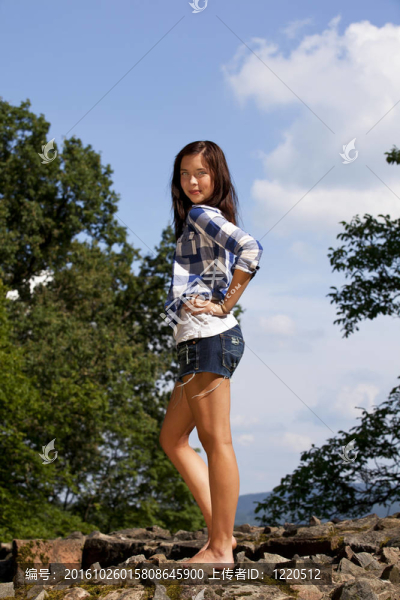 微笑的黑發(fā)少女