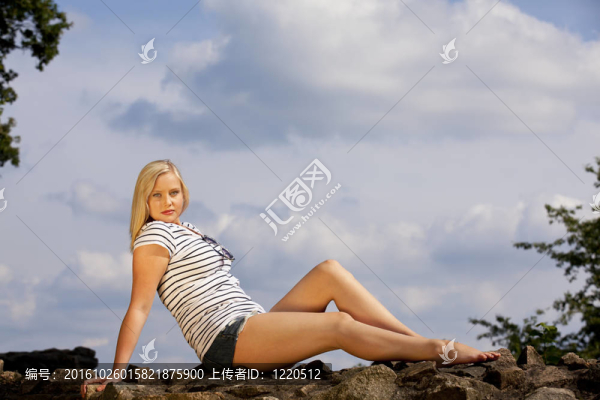 看起來很酷的金發(fā)少女