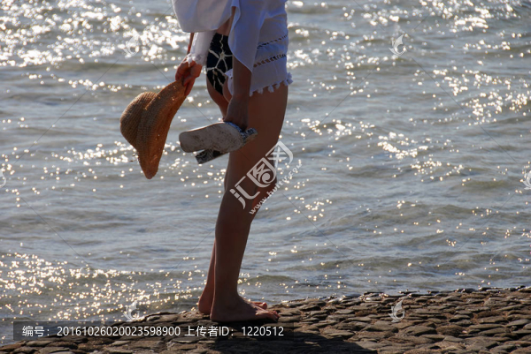 女人在海灘上