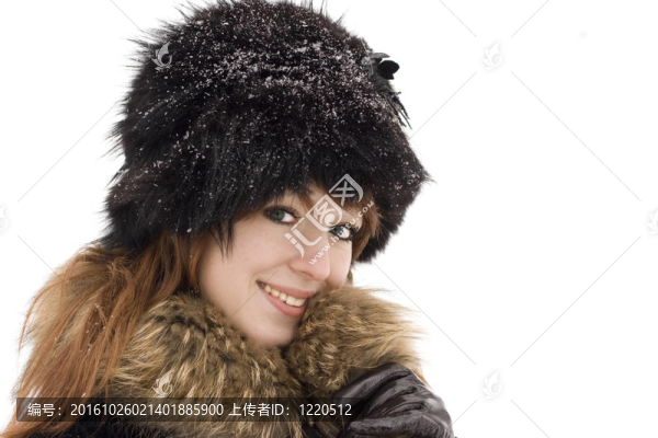 年輕女子在白雪下微笑隔離在白色
