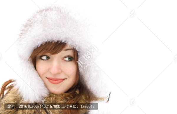 在白色背景下微笑的綠眼睛女孩