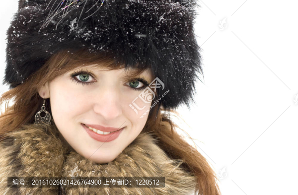 在白色背景下孤立的綠眼睛女孩