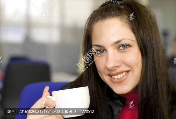 享受休息的年輕女人