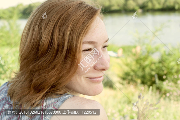 草地上的女人