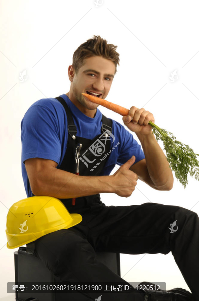 年輕工人吃胡蘿卜