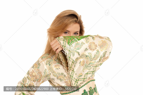 阿拉伯年輕女子在白色背景下隱藏的面孔。