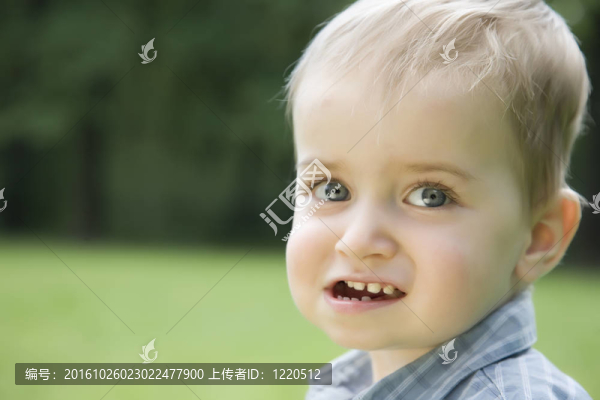 公園里的小男孩