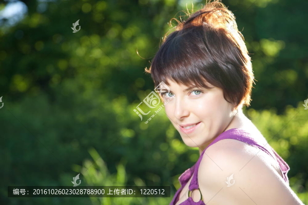 年輕漂亮的女人