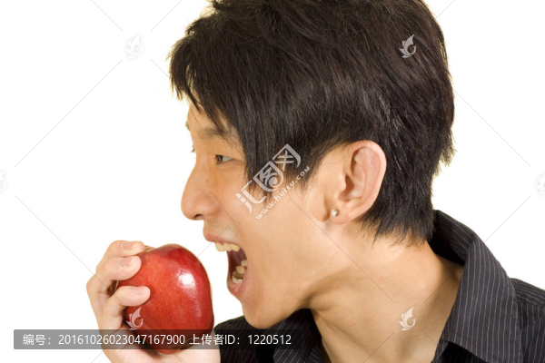 亞洲年輕人吃蘋(píng)果