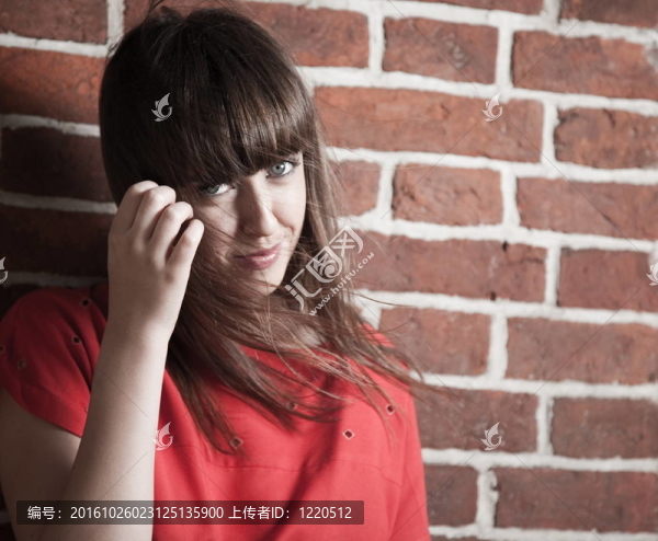 在磚墻前面美麗的黑發(fā)女人