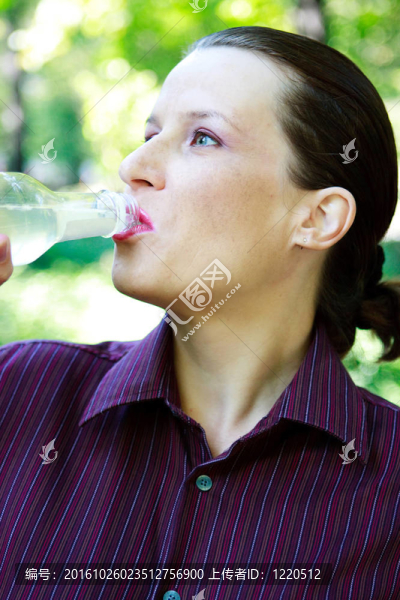 美麗的年輕女人飲酒