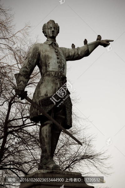 Charles,XII與鳥的雕像