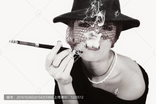 與靜脈帽子喉舌香煙的女人