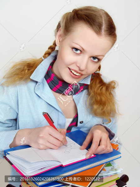 帶書的快樂小女孩的畫像