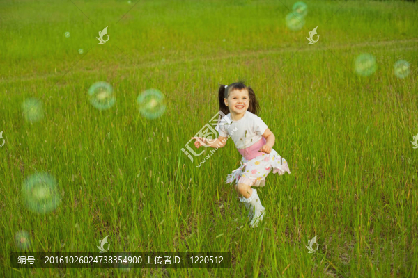 肥皂泡中的快樂小女孩
