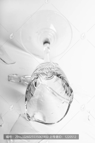 破碎的酒杯