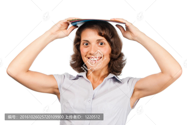 她頭上有一疊紙文件夾的女孩
