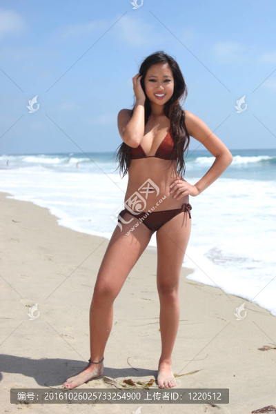 海灘上的亞洲長(zhǎng)發(fā)女人