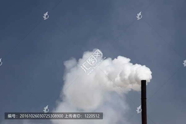 工廠煙囪向大氣中排放二氧化碳