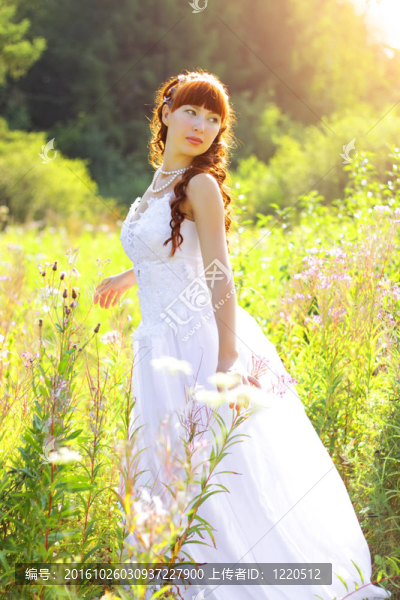 穿著裙子的漂亮女孩