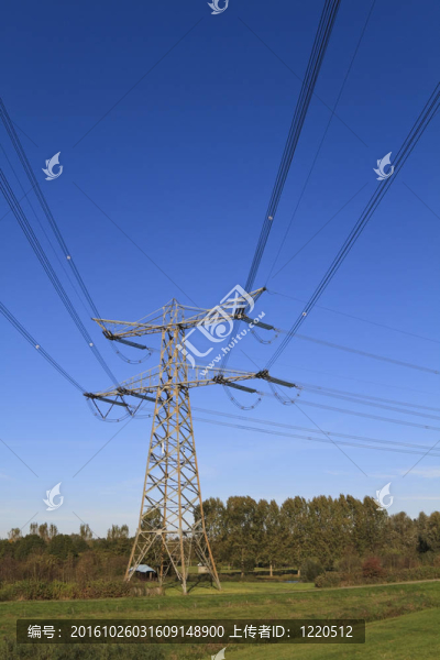 電塔對藍色的天空