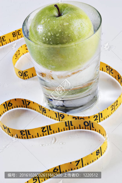水；蘋果和磁帶的測量